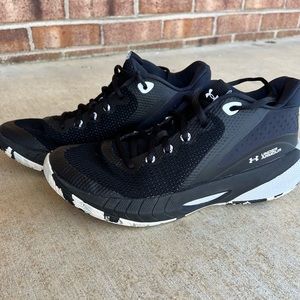 Women’s Under Armour HOVR Breakthru Basketball Shoes